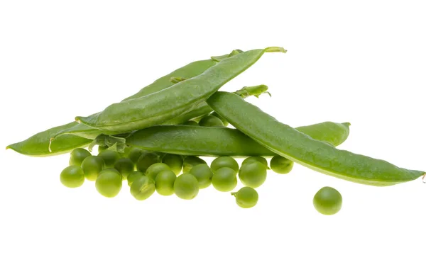孤立在白色背景上的绿色年轻豌豆 — 图库照片