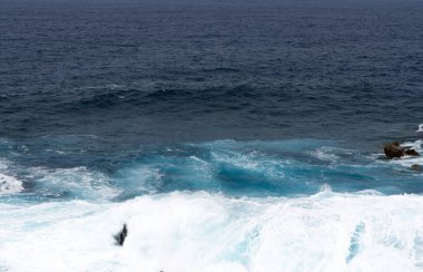 Okyanustaki kayalıklarda deniz manzarası dalgaları