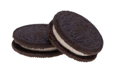 Beyaz arka planda kremalı sandviç kurabiyeleri