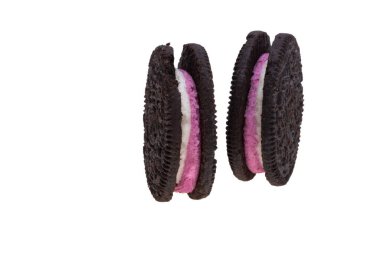 Beyaz arka planda çilek kremalı sandviç kurabiyeleri.