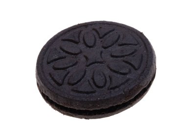 Siyah sandviç bisküvileri beyaz arkaplanda izole edilmiş.