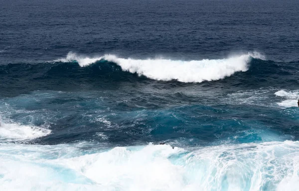 Fale Morskie Skałach Oceanie — Zdjęcie stockowe