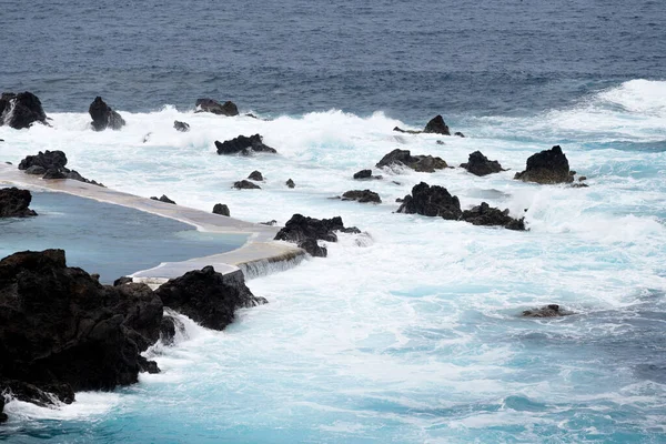 Tengeri Hullámok Sziklákon Óceánban — Stock Fotó
