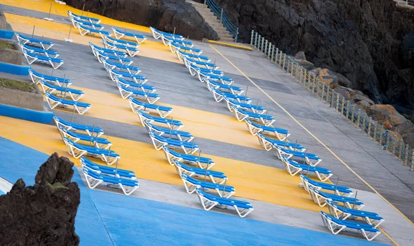 Blauwe Ligstoelen Bij Het Zwembad — Stockfoto