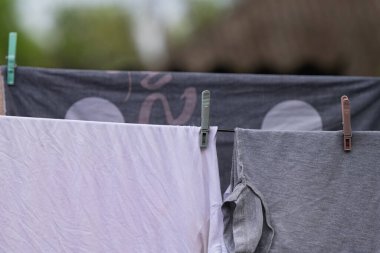 Yakından mandallarla telle yıkılıyor.