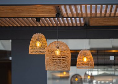 Bir kafede yakın plan lambalar.