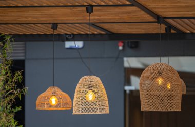 Bir kafede yakın plan lambalar.