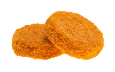 Kızarmış peynir beyaz arka planda izole edilmiş.