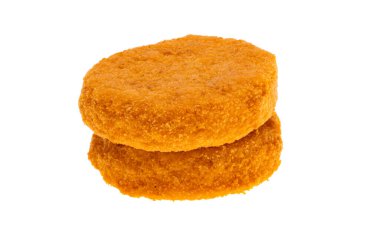 Kızarmış peynir beyaz arka planda izole edilmiş.