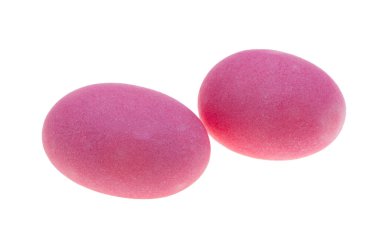 Bademleri beyaz arkaplanda izole edilmiş renkli dragee