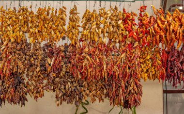 bir ipin üzerinde kırmızı biber