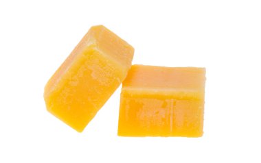 Beyaz arkaplanda izole edilmiş peynir küpleri