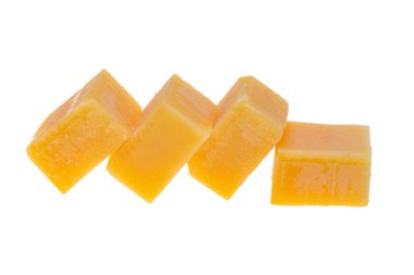 Beyaz arkaplanda izole edilmiş peynir küpleri