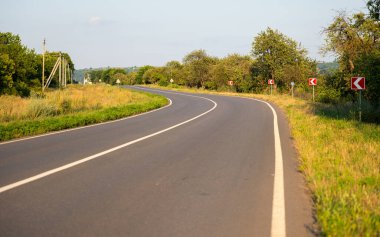 Yazın dönebilen asfalt yol