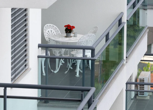 Weißer Tisch Mit Stühlen Auf Dem Balkon — Stockfoto