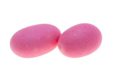 Bademleri beyaz arkaplanda izole edilmiş renkli dragee