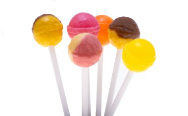 Beyaz arkaplanda lolipop izole edildi