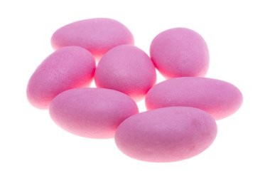 Beyaz arkaplanda izole edilmiş jöleli bademler