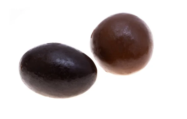 从白色背景分离出来的巧克力釉中的杏仁 — 图库照片