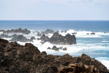 Madeira adasındaki Atlantik Okyanusu manzarası
