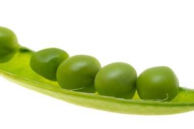 Beyaz arkaplanda yeşil bezelyeler izole