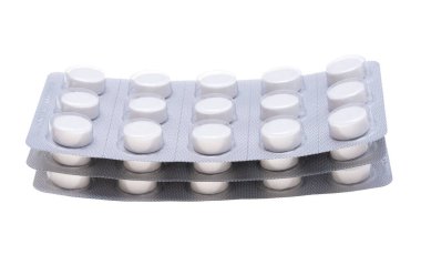 Beyaz arka planda izole edilmiş haplar