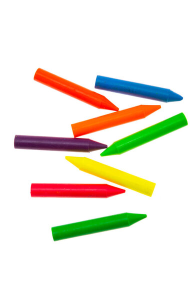 Цветные карандаши на белом фоне