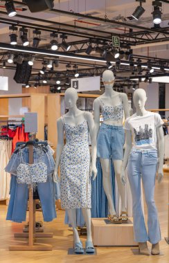 Mağazada kıyafetleri olan mankenler.