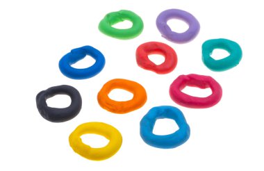 çok renkli plastikler beyaz arkaplanda izole edildi