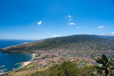 Güneşli bir günde Funchal Madeira adasının manzarası