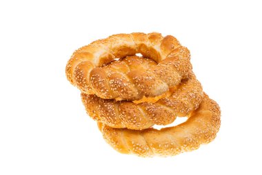 Beyaz arka plan üzerinde izole susam ile simit