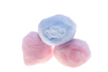 Beyaz arkaplanda izole edilmiş pamuk topları