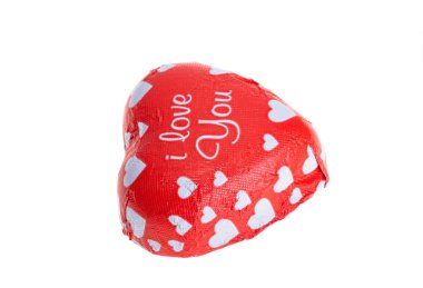 Beyaz arka planda izole edilmiş çikolata kalpler.