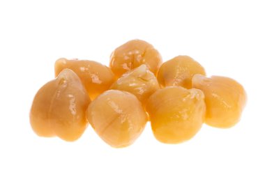 kaynamış nohutlar beyaz arkaplanda izole edilmiş