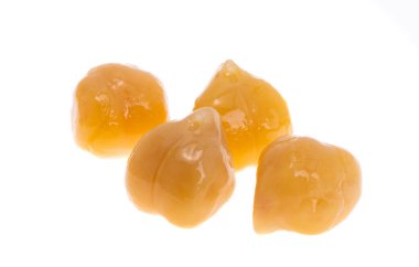 kaynamış nohutlar beyaz arkaplanda izole edilmiş