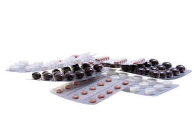 Beyaz arka planda izole edilmiş haplar