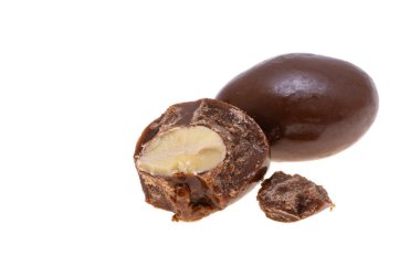 çikolata sır beyaz arka plan üzerinde izole içinde fındık