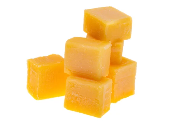 Beyaz Arkaplanda Izole Edilmiş Peynir Küpleri — Stok fotoğraf