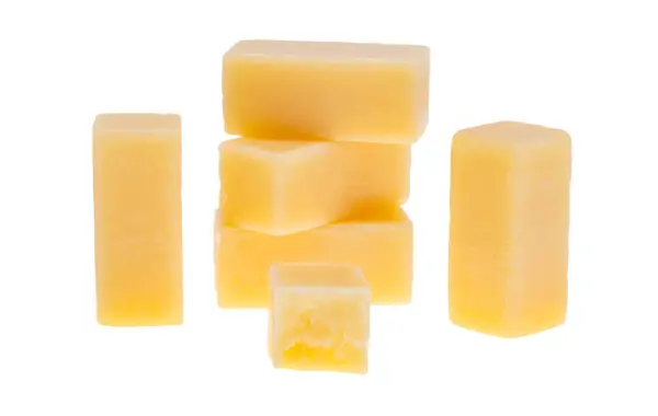 白地に隔離された熟成チーズ — ストック写真