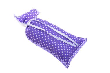 Beyaz arka planda kuru lavantalı lavanta kesesi