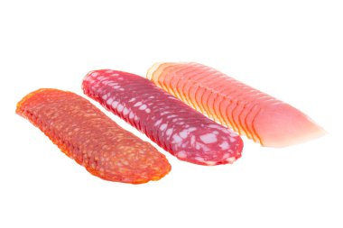 Dilimlenmiş sosis beyaz arkaplanda izole edilmiş.