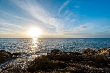Hırvatistan 'da deniz manzarası gün batımında
