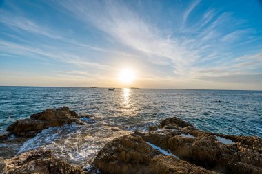 Hırvatistan 'da deniz manzarası gün batımında