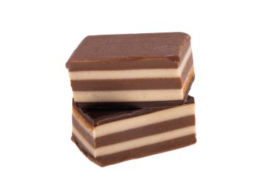 Beyaz arka planda izole edilmiş badem ve fındık tatlısı.