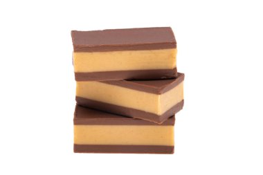 Beyaz arka planda izole edilmiş badem ve fındık tatlısı.