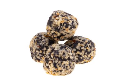 Beyaz arka planda izole edilmiş çikolatalı meyve topları