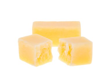 Beyaz bir arka plan üzerinde izole peynir parçalarını