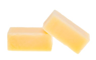 Beyaz bir arka plan üzerinde izole peynir parçalarını