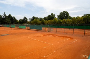 Dışarıda büyük bir tenis sahası