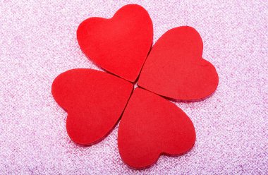 Kırmızı kalpler pembe tatil arka planında